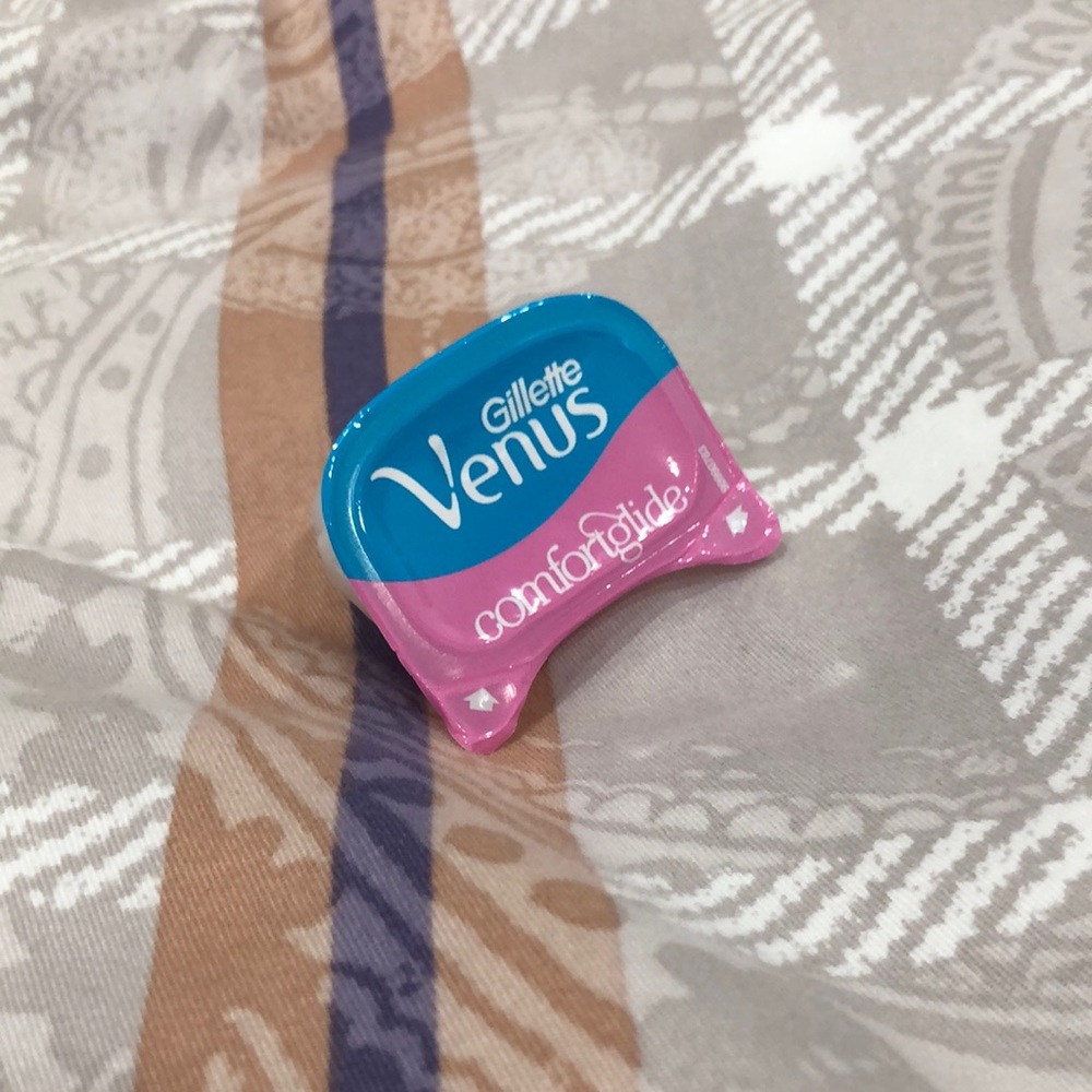 8 Individually Packed Pink Venus Razor Heads